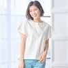 ―デザイン・スタイリング―・ブラウスのような優雅さと、Tシャツの着心地をひとつに・顔まわりをすっきり見せるキーネックとフレア袖が女性らしい・背中のタックディティールでほどよくスタイルアップ・袖下のマチ
