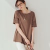 ―デザイン・スタイリング―・ブラウスのような優雅さと、Tシャツの着心地をひとつに・体のラインを拾いにくい、やや裾広がりのチュニック・袖部分には繊細なレースを使用して、一枚で着映えるよう細部に工夫を凝ら