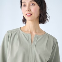フェイスラインをシャープに見せるキーネックデザイン