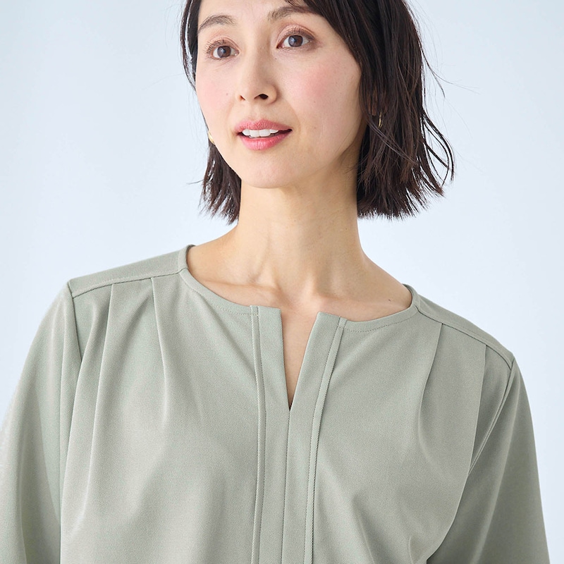 フェイスラインをシャープに見せるキーネックデザイン