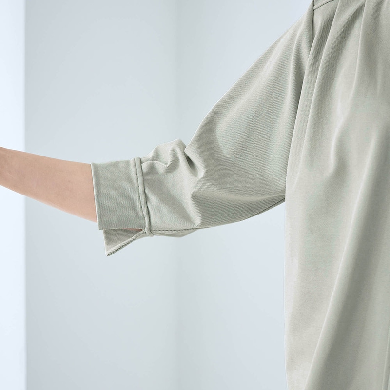 肘まで隠す袖丈で、スリット入り