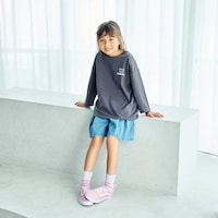 チャコール（バックロゴ）／モデル身長127cm・130サイズ