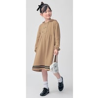 ベージュ／モデル身長128.5cm・サイズ130