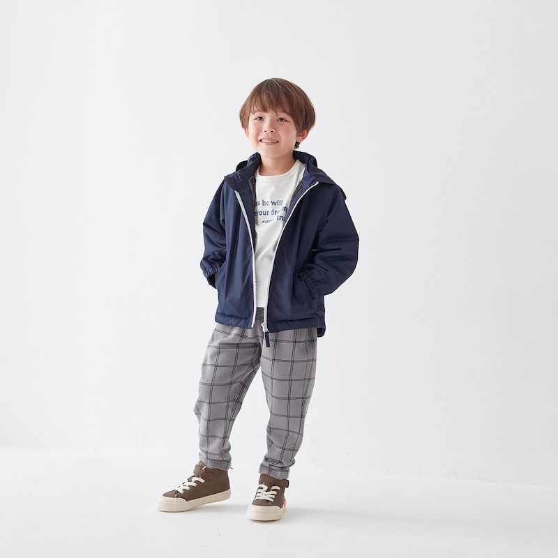 グレー（チェック）／モデル身長111cm・110サイズ着用