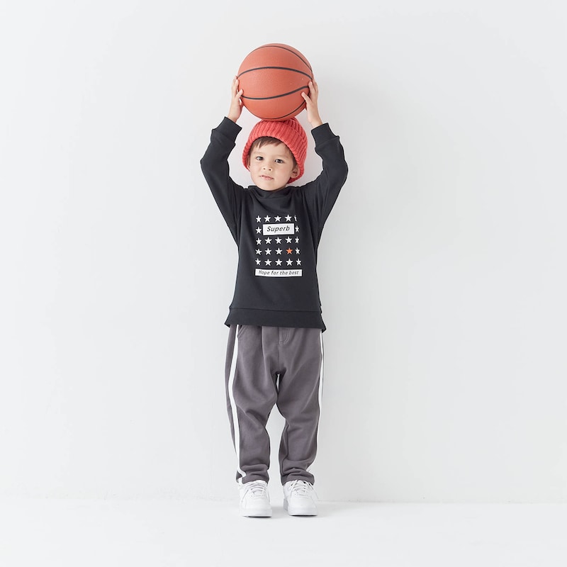 チャコール（サイドライン）／モデル身長110cm・110サイズ着用
