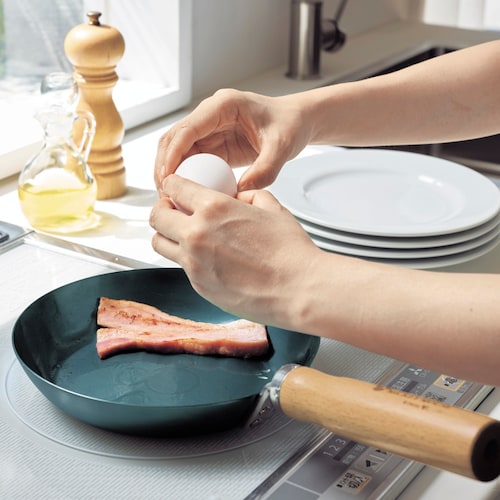 町工場の職人が作った鉄フライパン「ミッキーモチーフ」【ガス火・IH対応】＜20cm＞[日本製]（ディズニー/Disney）