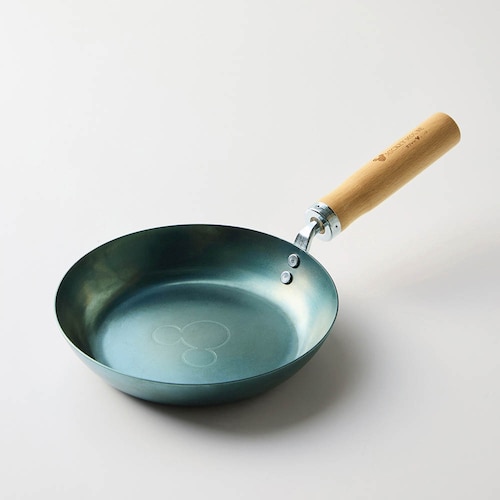 町工場の職人が作った鉄フライパン「ミッキーモチーフ」【ガス火・IH対応】＜20cm＞[日本製]