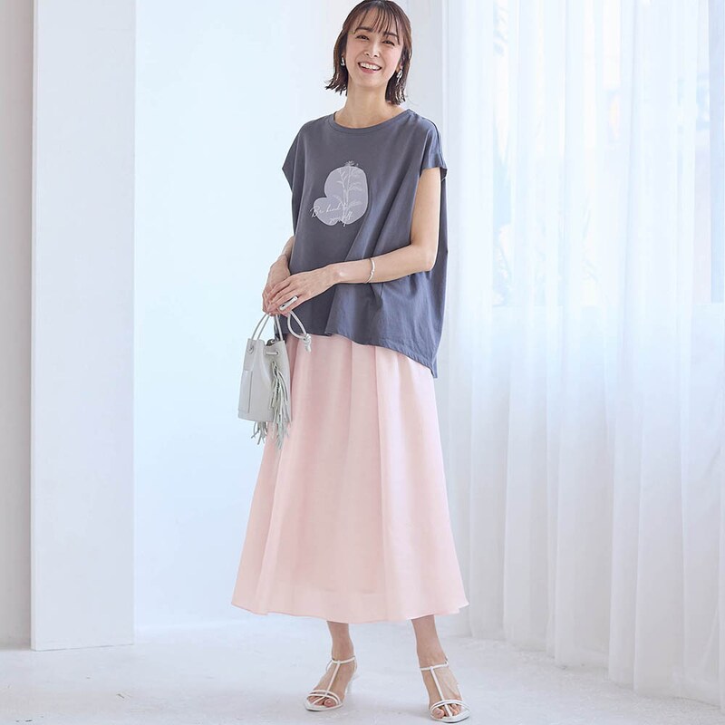 モデル身長168cm／M　※写真は撮影用のため総丈+6cmになります。ボトムのみ着用