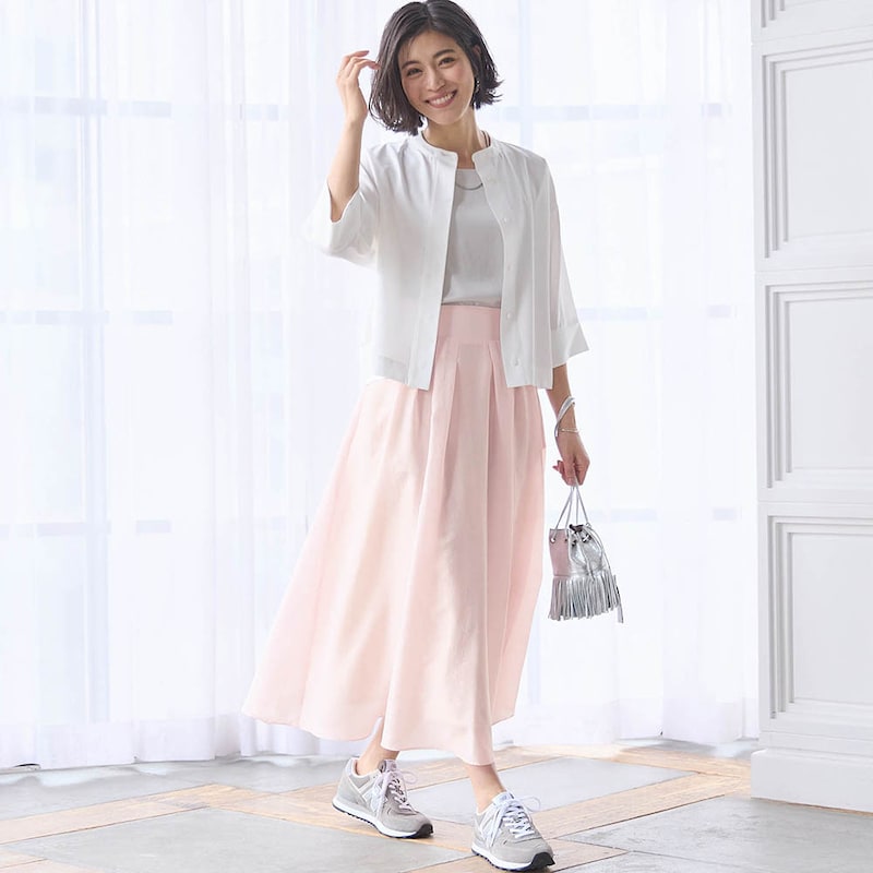 モデル身長168cm／M　※写真は撮影用のため総丈+6cmになります。ボトムのみ着用