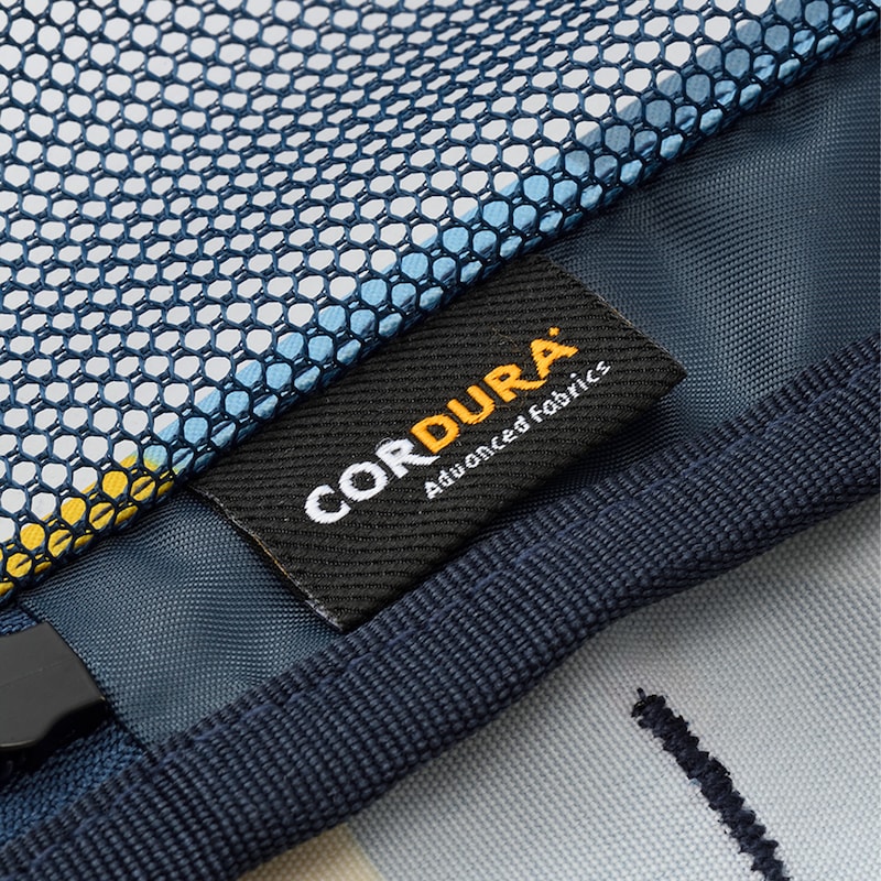 強度と撥水性を兼ね揃えた CORDURA(R)ポリエステルの生地を使用