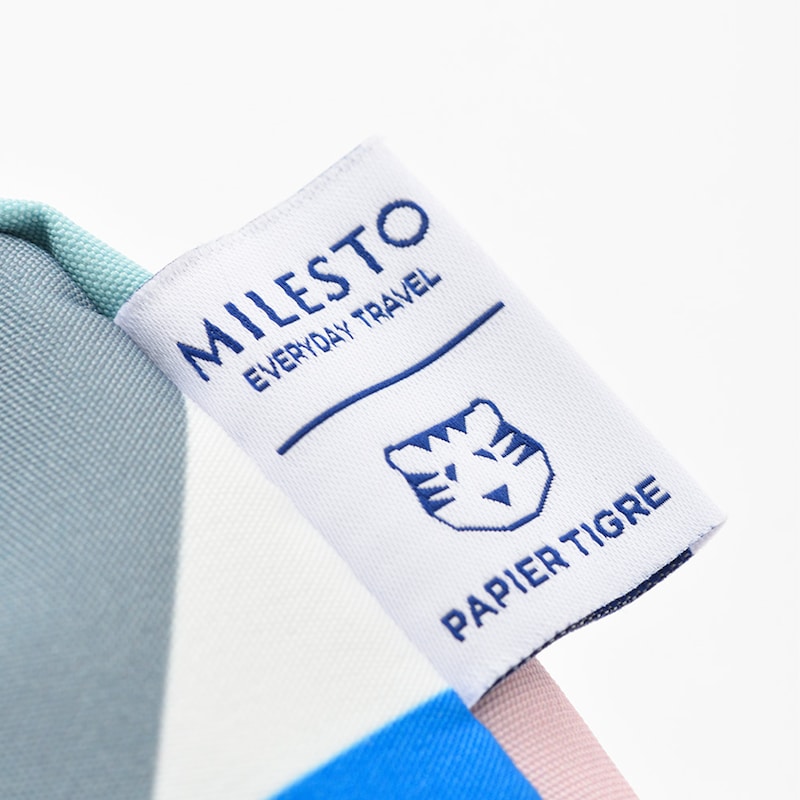 MILESTO×PAPIERTIGREのロゴタグ付き