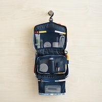 ファスナーを開いて中に入っている付属のフックを吊るして使えます