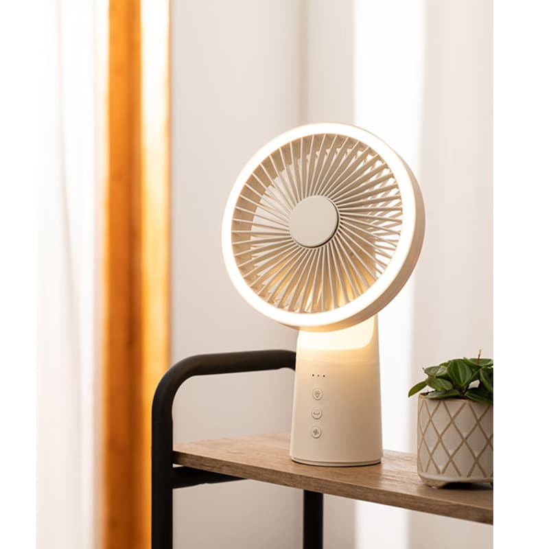 扇風機、LEDライト、モバイルバッテリー機能を融合した３in１