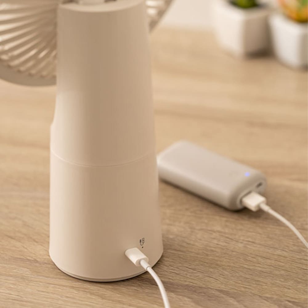 お手持ちのUSBケーブルでモバイル機器の充電もできます