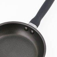 フライパンと取っ手の接続金具であるリベットにも細かくフッ素樹脂加工を施し、汚れが落としやすく