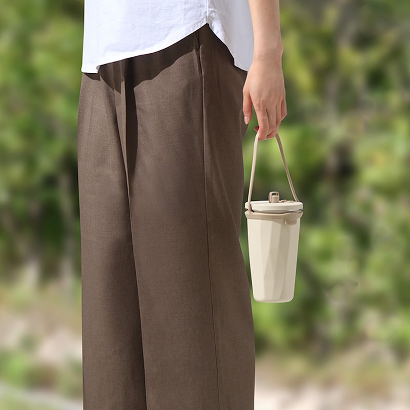 両手がふさがっていても持てる持ち手が便利！