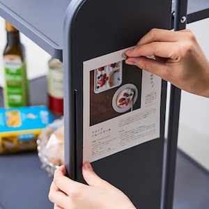 取り外しが可能なサイドプレート（2枚）にはマグネットでレシピや予定表を貼り付けることができます