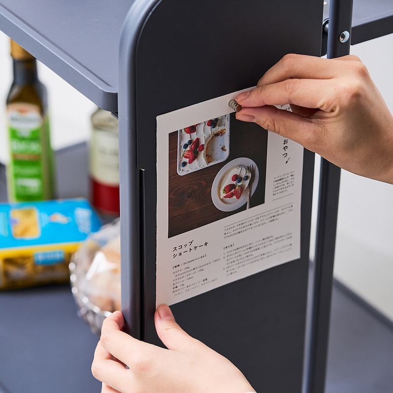 取り外しが可能なサイドプレート（2枚）にはマグネットでレシピや予定表を貼り付けることができます