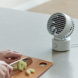 ブラシレス化で長寿命モーターをブラシレス化のものに変更し、5000時間使えるようになりました。(使用状況により誤差が生じます。)長寿命に伴いそうじのしやすさを進化ファンは使用するほどほこりが付いて汚れ