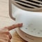 操作は軽く触れるだけで反応するタッチ式。風量は6段階で調節できます