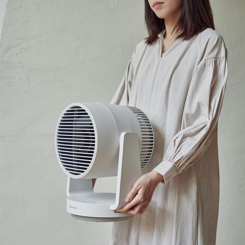 持ちやすさを考慮して、下部にくぼみがあります