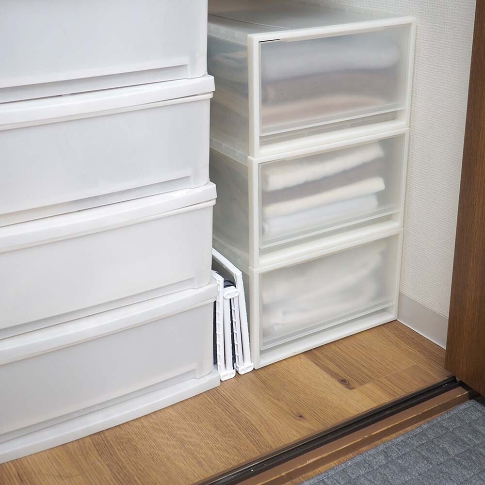 使わない時は折りたたんで隙間に収納できます