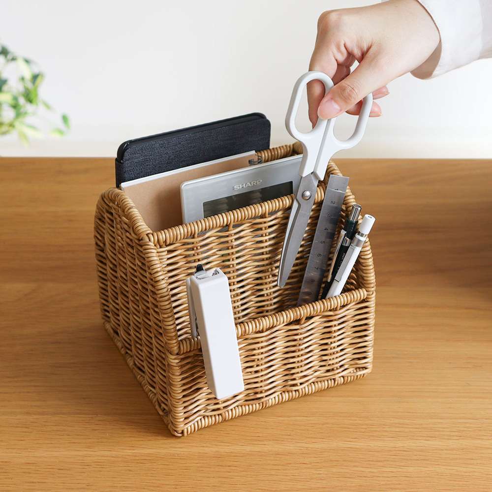 【ユティル/UTILE】天然素材のようなラタン調 リモコンラック/卓上収納 【水に強い樹脂製】