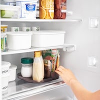 縁の浅いトレー側には、高さのある調味料を収納しても出し入れしやすく便利です