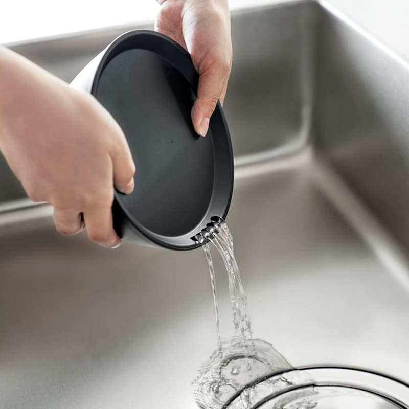蓋の水抜け穴で水切りもでき、温野菜や下ごしらえに便利です