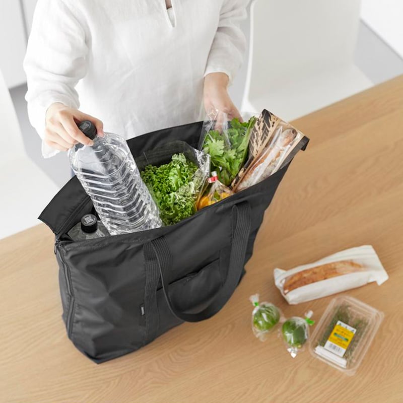 ファスナーを閉じた状態では少ない買い物の際のエコバッグとして