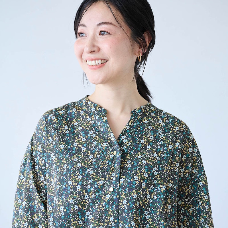 キーネックデザインが顔まわりをすっきり見せ