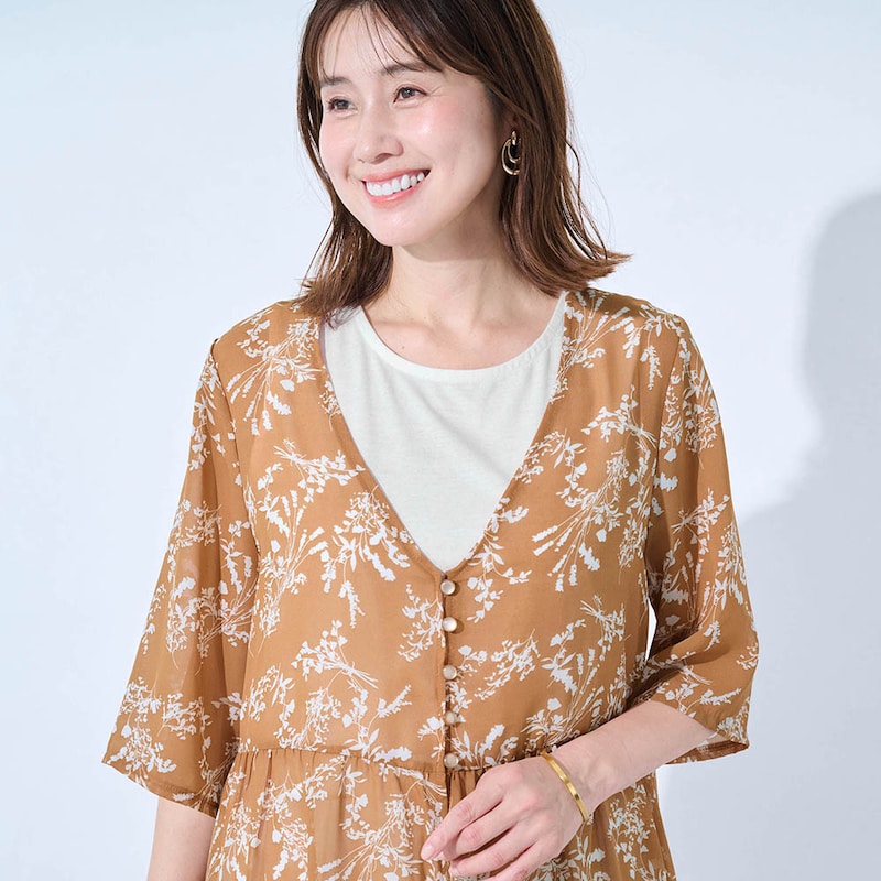 Vネックとボタン使いがカジュアルコーデにも合わせやすい