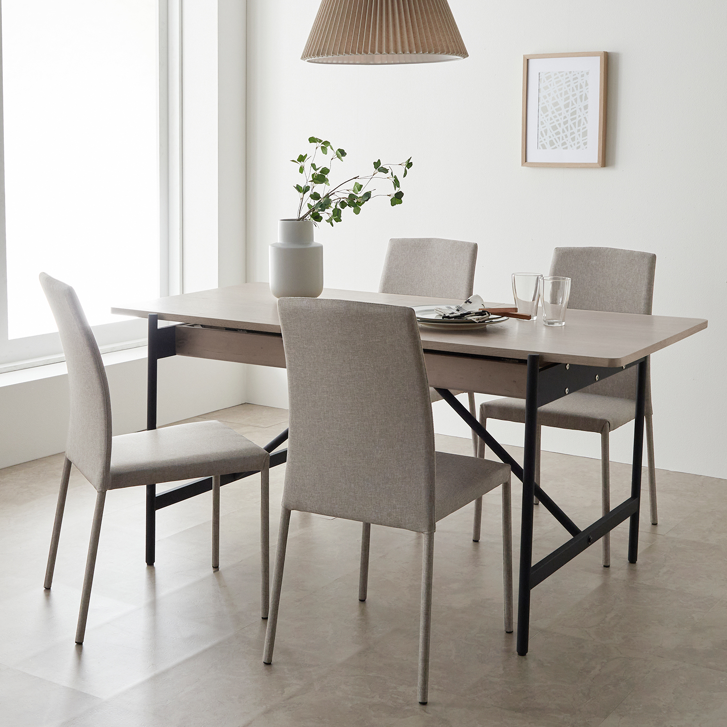 【ベルメゾン】スタッキングできるファブリック張りモダンダイニングチェア