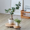 お部屋で観葉植物や鉢植えなどを育てている方におすすめ!天然木を使用したナチュラルな素材感がおしゃれなプランターワゴンです大・小の円形が2個連結したユニークなデザイン1台で大小2つの植物を置いて楽しめま