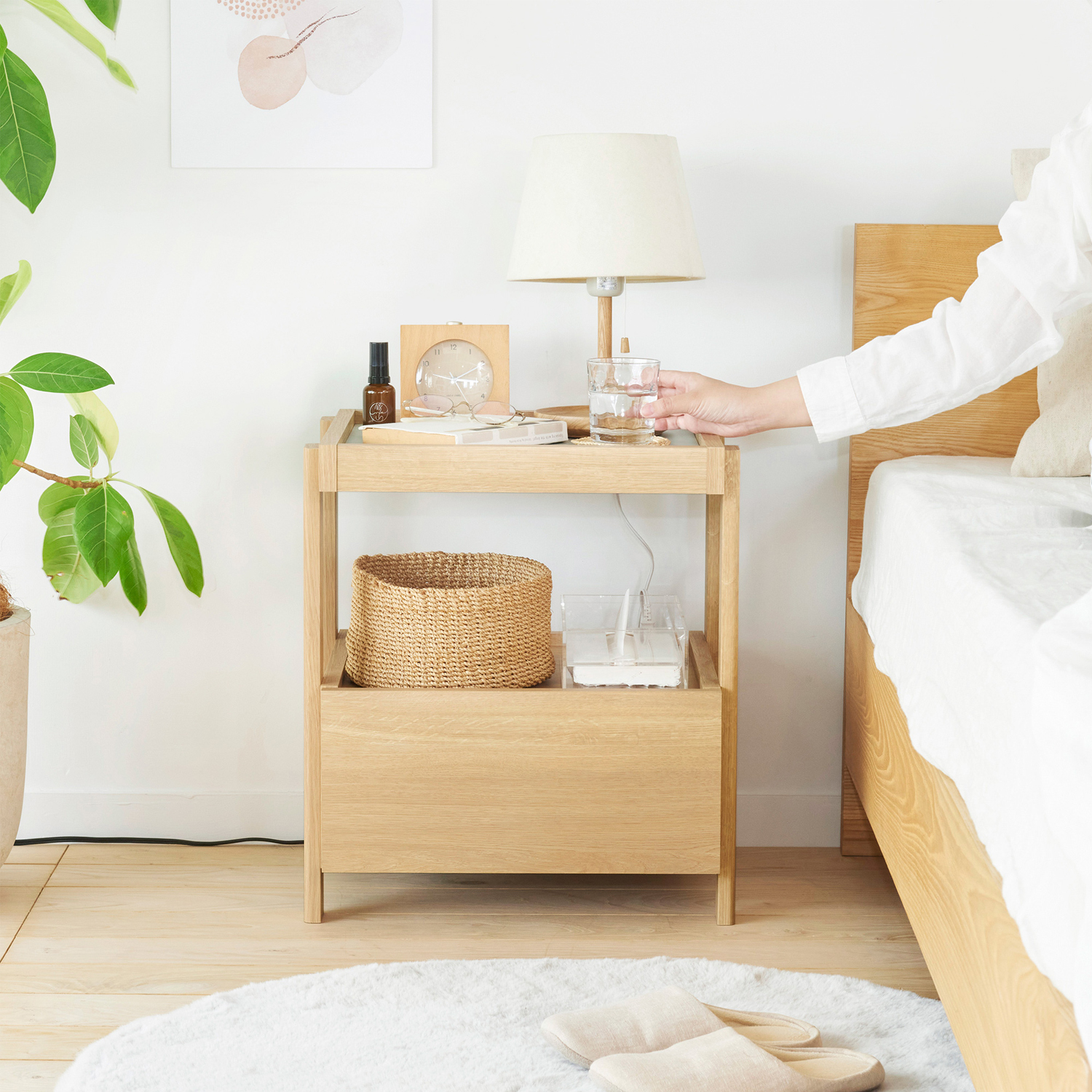 【ベルメゾン】コンセント・引出し付きナイトテーブル