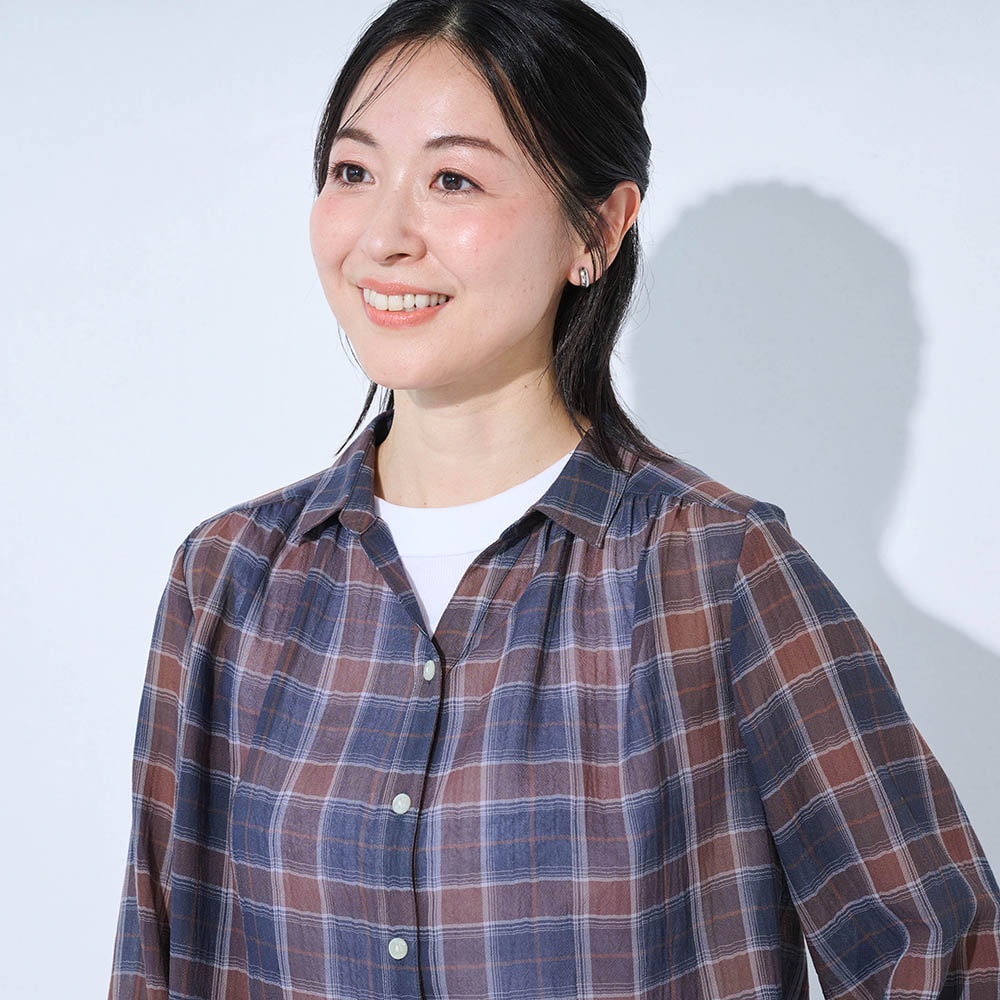 肩のギャザーがフェミニンな印象に