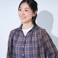 肩のギャザーがフェミニンな印象に
