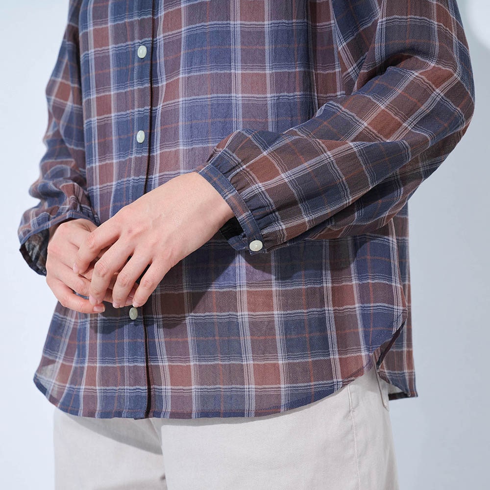 ワイドパンツやスカートにも相性のよいトレンドのやや短め丈