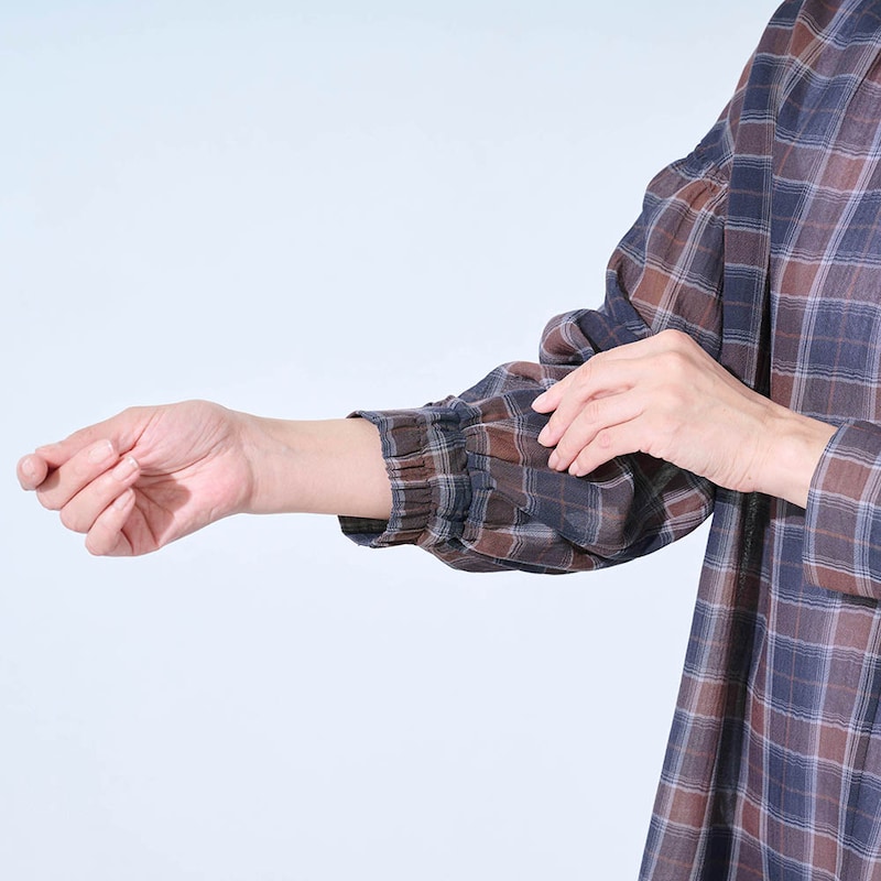 袖口ゴム入りでたくし上げもラク