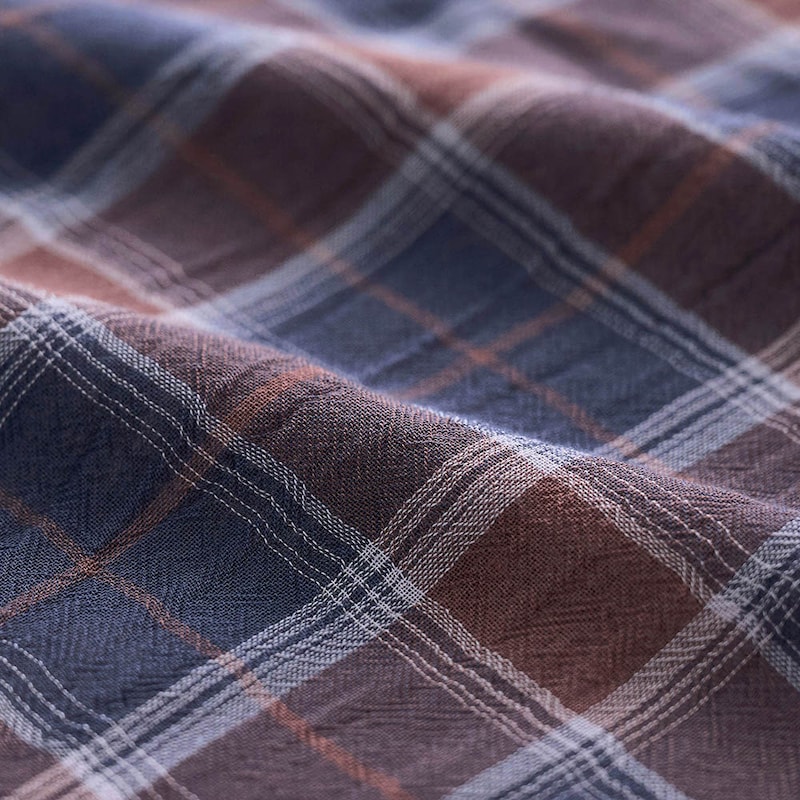 肌に張りつきにくいシャリ感のあるシアー素材