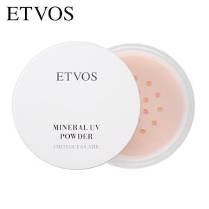 しっかり頼れるUVカット機能(SPF50・PA++++)で、ふんわり透明感のある仕上がりへ。メイクとスキンケアを両立させたフェイスパウダーです。イエローとグリーンのパールが気になる赤みを光で飛ばし、軽