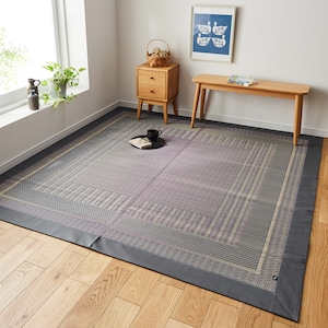 お部屋に和の雰囲気を添える、落ち着いた佇まい洋室にも馴染む額縁デザインが、お部屋をおしゃれに演出してくれます吸放湿性のあるい草素材を使用しているから、汗ばむ季節もサラッと快適#い草ラグ #畳ラグ #夏