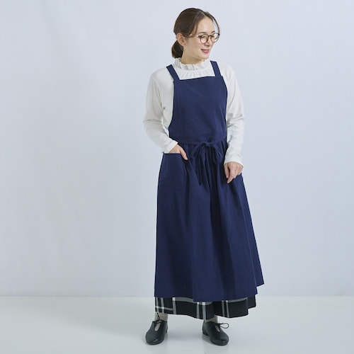 まるでワンピースのような綿麻素材のエプロン