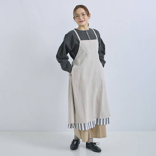 まるでワンピースのような綿麻素材のエプロン