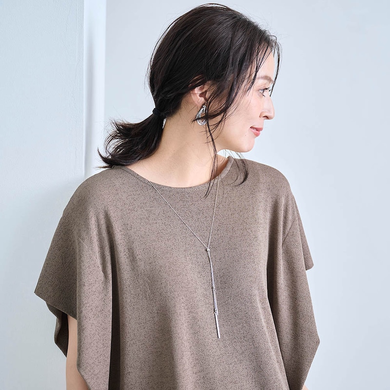裏側のループ部分で取り外しができるネックレス付き