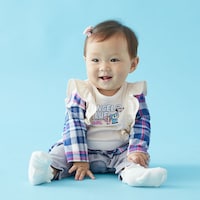 アイボリー×ネイビー系チェック／モデル身長68cm・70サイズ着用