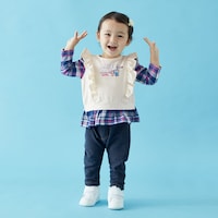 アイボリー×ネイビー系チェック／モデル身長80cm・80サイズ着用