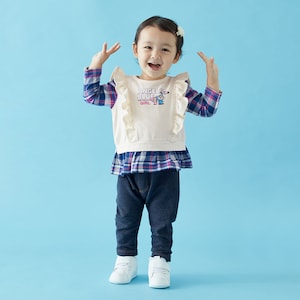 アイボリー×ネイビー系チェック／モデル身長80cm・80サイズ着用
