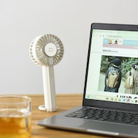 カラビナ部分を折り曲げると自立可能