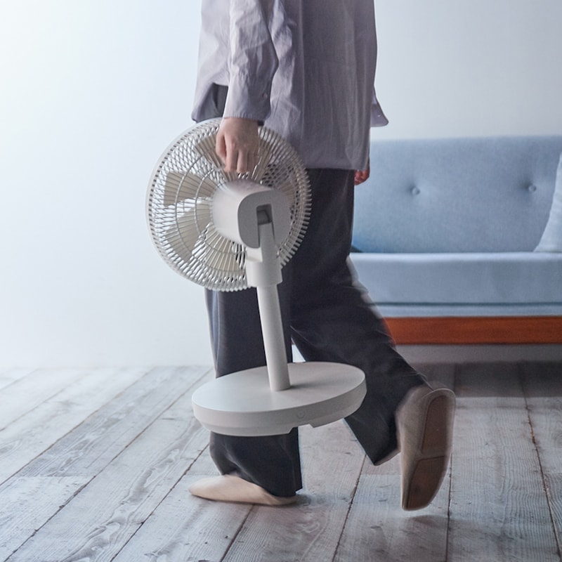 コンセントのない場所にも、さっと持ち運んで使える充電式のコードレス仕様